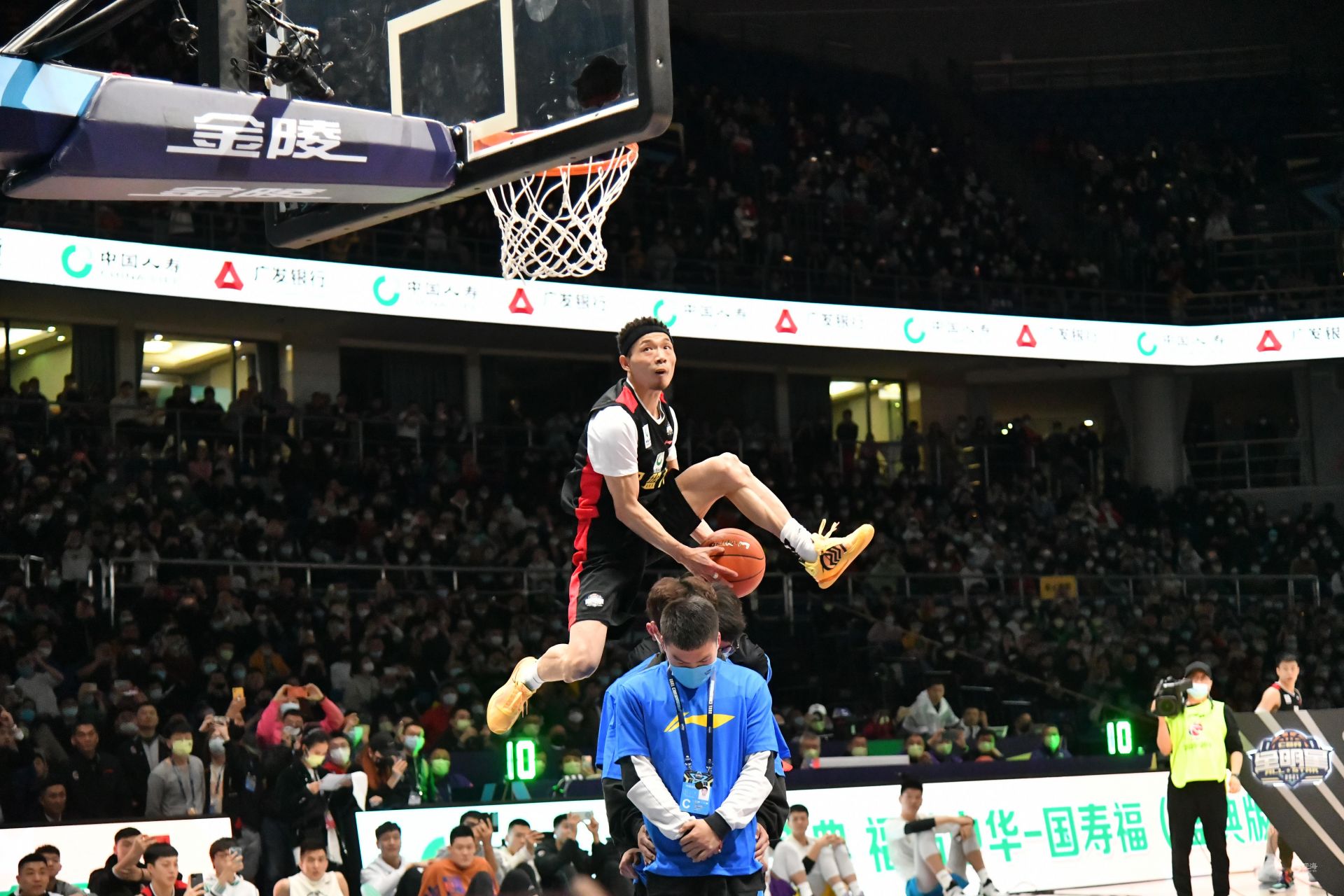 他抓住维拉 他抓住维拉